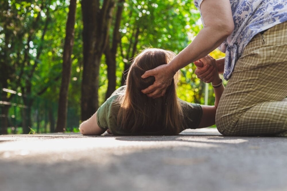 Epileptik tutmalarda təhlükəli SƏHVLƏR - Necə ilk yardım göstərmək olar?