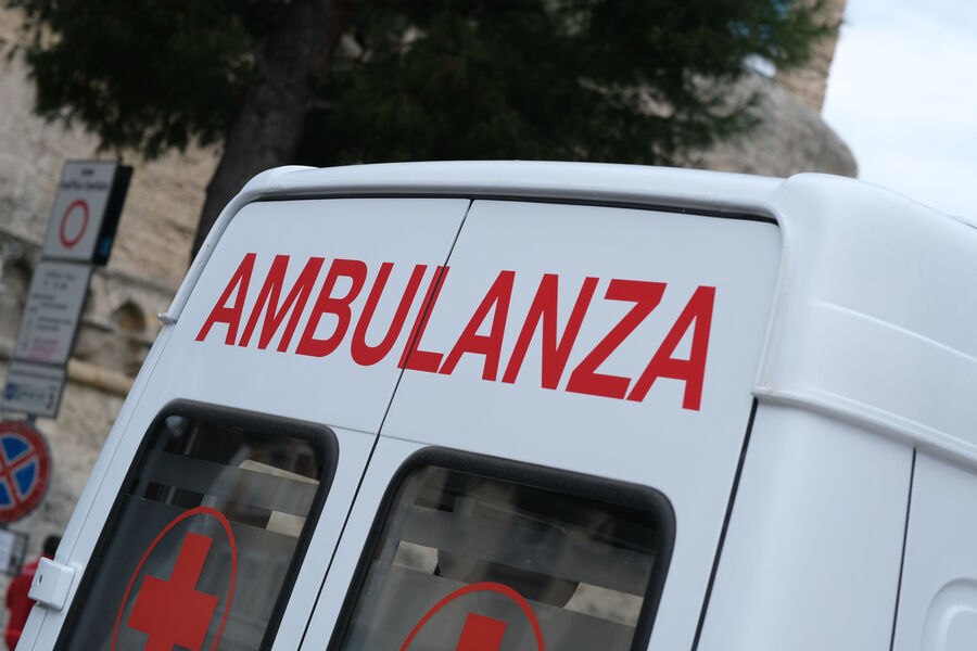 İtaliyada silahlı şəxs avtomobili sürətlə insanların üzərinə SÜRDÜ