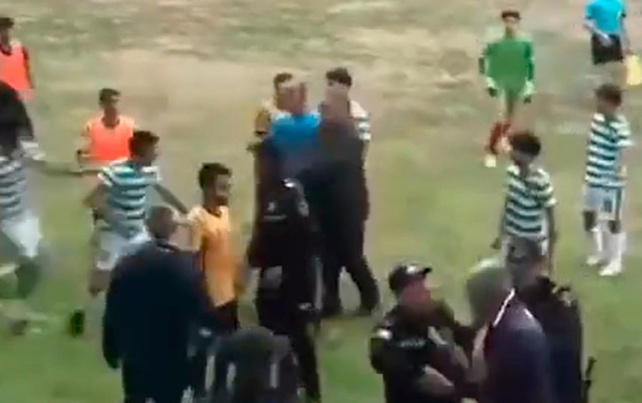 Azərbaycan çempionatında azarkeşlər futbolçuları döyməyə çalışdı &ndash; VİDEO