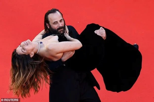 Kannda qırmızı xalça: Letisiya Kasta filmin premyerasına belə gətirildi &ndash; FOTO