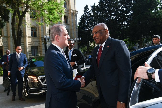 Ceyhun Bayramov sudanlı həmkarını qarşıladı - FOTO