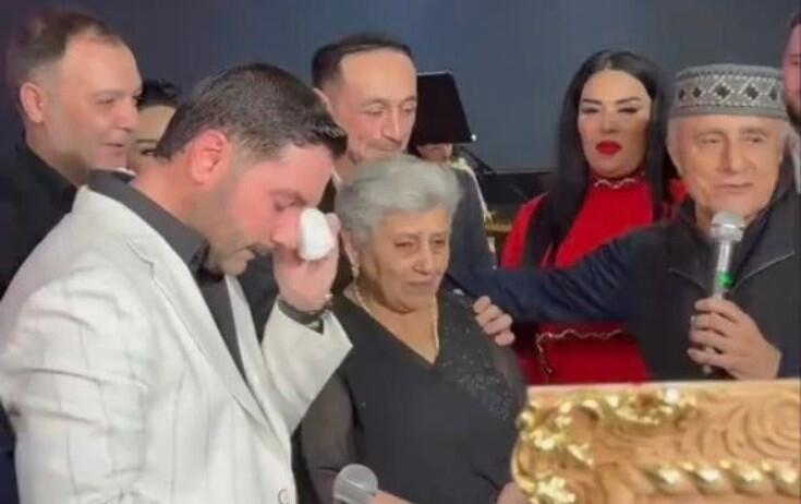 Xalq artisti İzzət Bağırovla anasını kövrəltdi - VİDEO