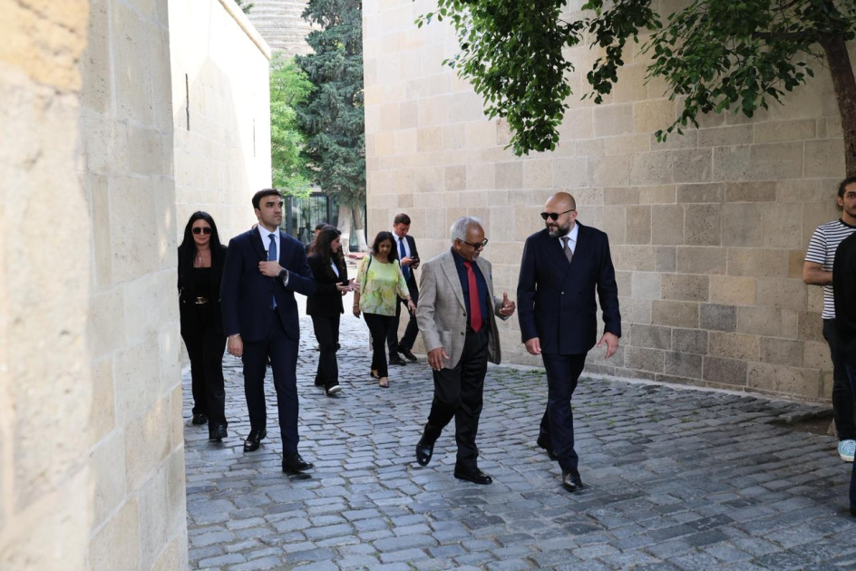 Mavriki Prezidenti İçərişəhəri gəzdi &ndash; FOTO