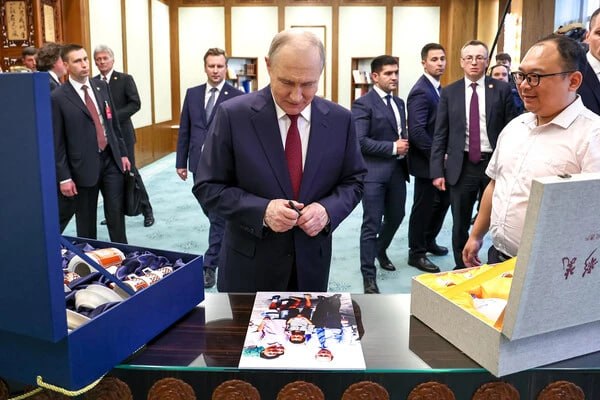 Çinli mühəndis Putinə çini qablar dəsti hədiyyə etdi