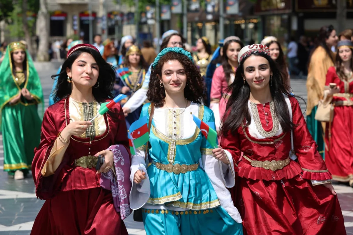 Bakıda rəngli mənzərə: Azərbaycan xanımları milli geyimlərdə - FOTOLAR