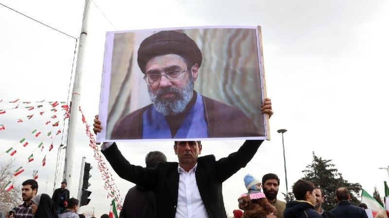 Müctəba yoxdursa, onu yaratmaq lazımdır: Tehranda "Rəhbər" oyunu Müctəba yoxdursa, onu yaratmaq lazımdır: Tehranda "Rəhbər" oyunu
