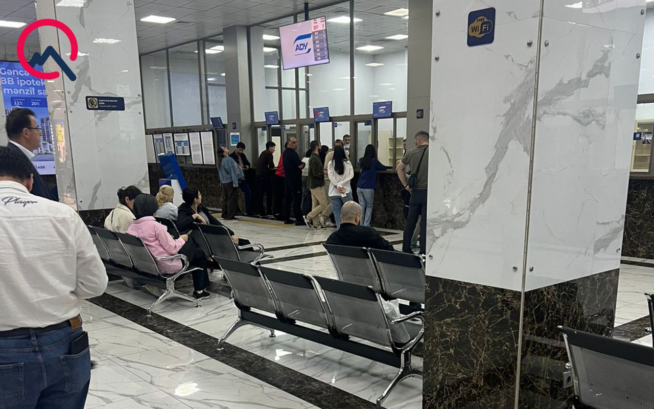 Tbilisi qatarına ilk bileti o aldı - Vağzalda növbə var - VİDEO