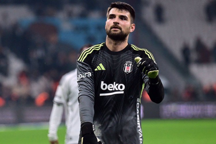 &ldquo;Beşiktaş&rdquo;ın qapıçısı komandanı tərk edir