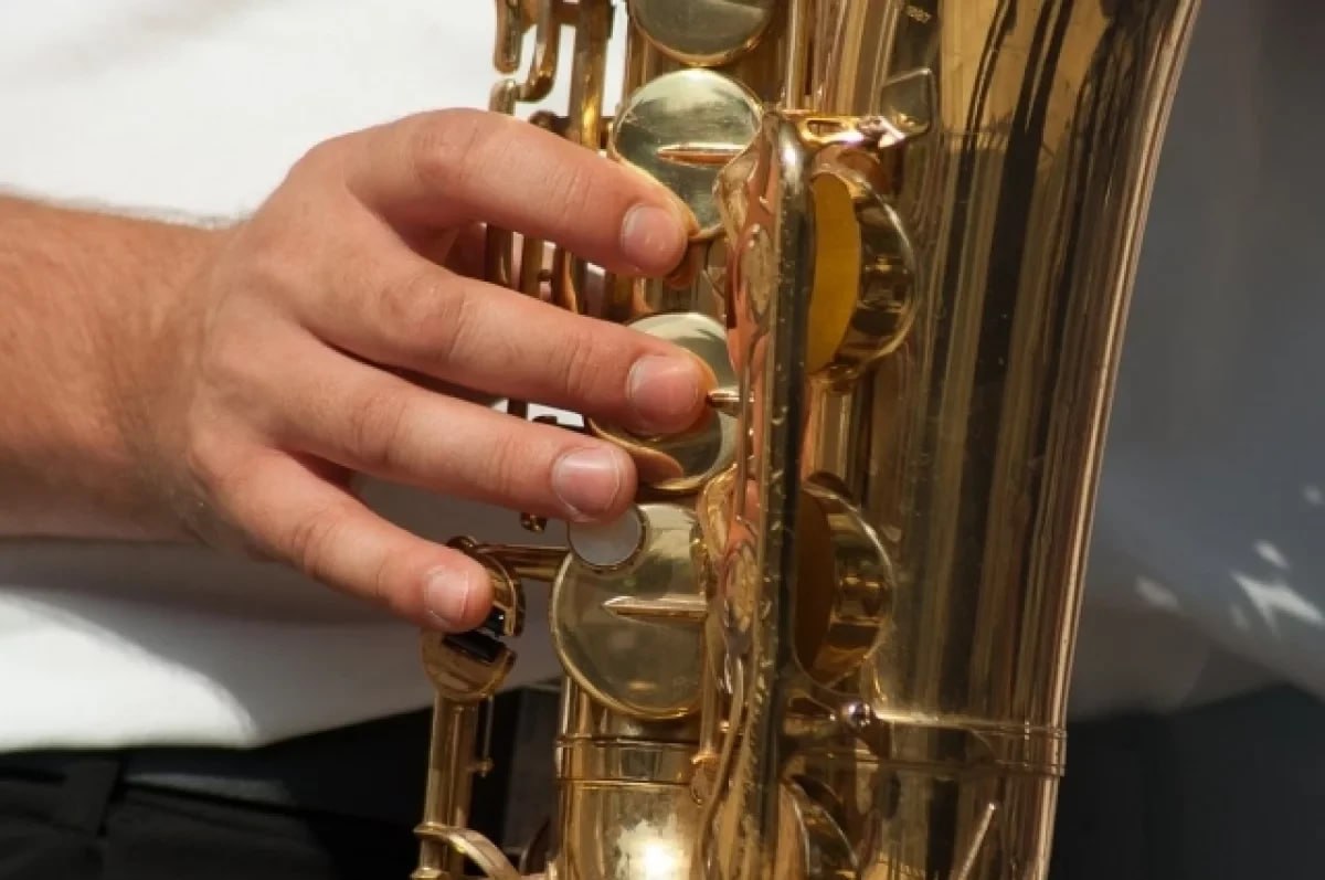 Artist pəncərəsinin qarşısında saksafon çalan 11 yaşlı oğlanı güllələdi
