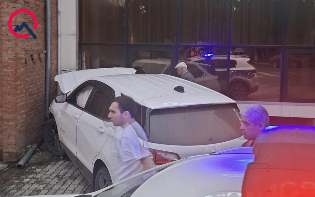 Maşın tibb mərkəzinə çırpıldı - Xəsarət alanlar var - FOTO