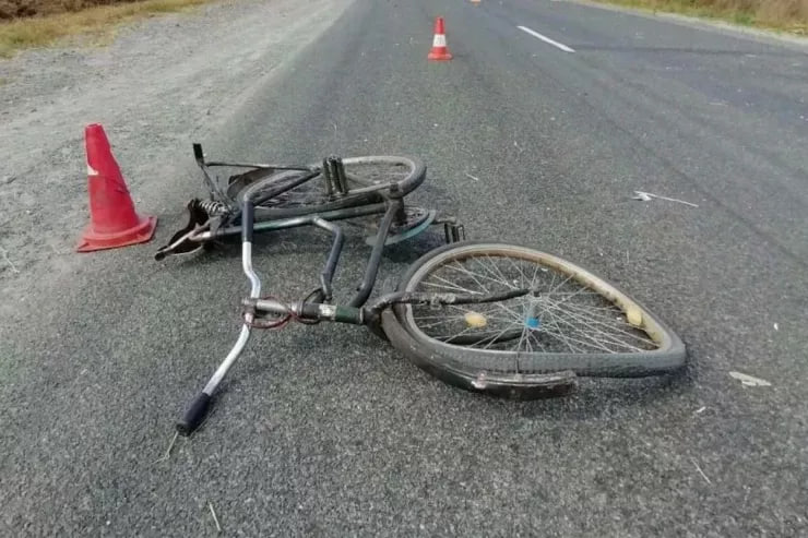 Ağsuda avtomobil velosipedçini vurdu