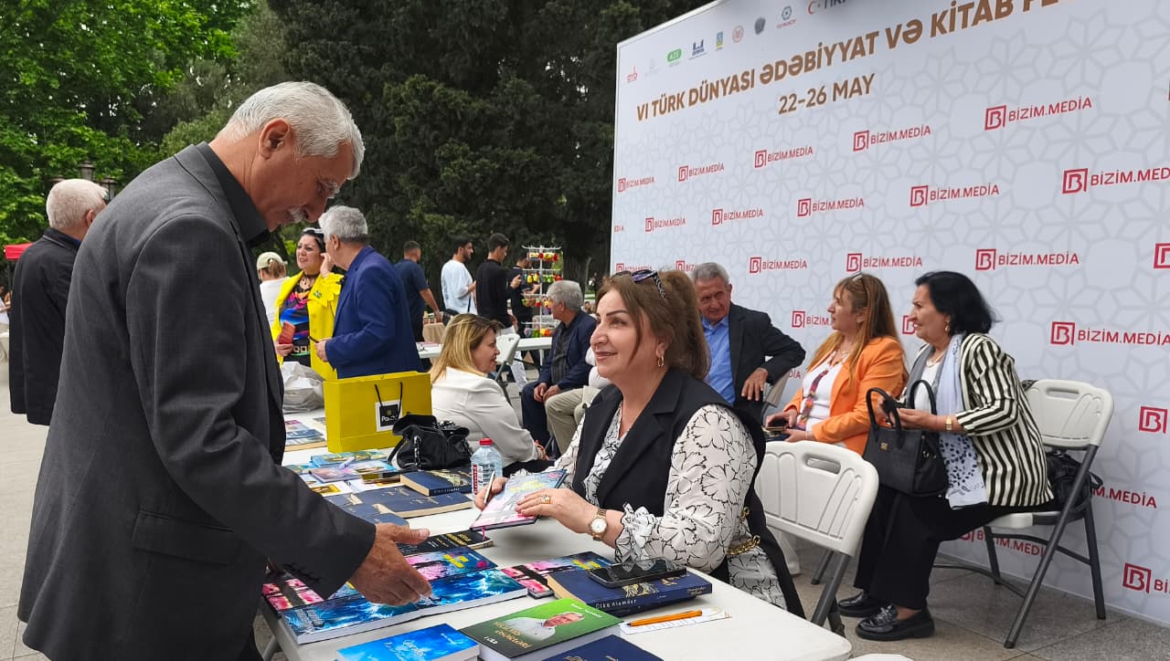 Yazıçı Zərifə Zərrinin kitabları oxucularına TƏQDİM olundu - FOTO