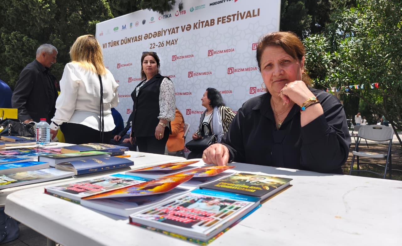 “Məhəbbət şairi” Fatma Məmmədqızı oxucuları ilə GÖRÜŞÜB - FOTO “Məhəbbət şairi” Fatma Məmmədqızı oxucuları ilə GÖRÜŞÜB - FOTO
