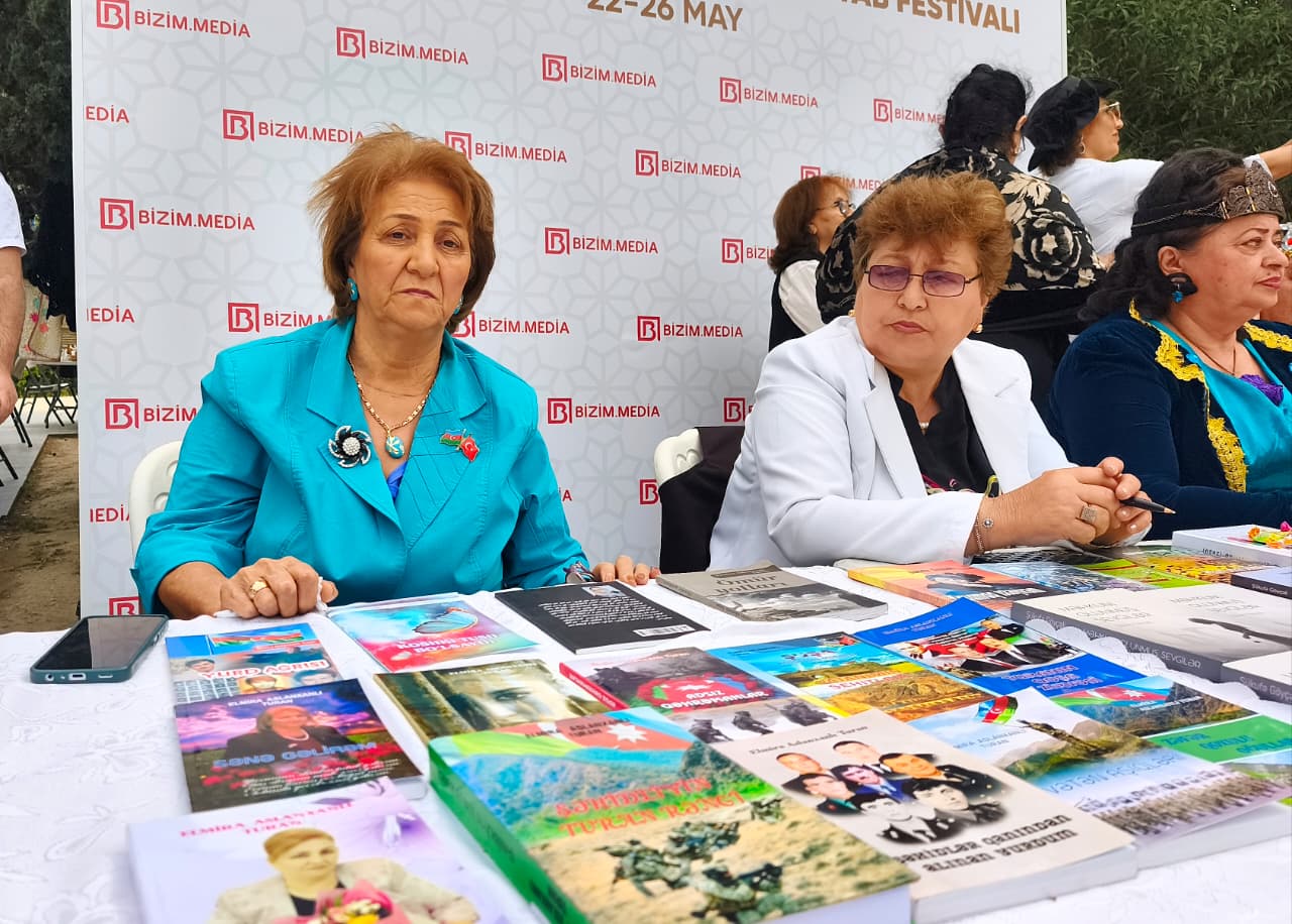 “Yaşa Azərbaycan” mahnısının sözlərinin müəllifi oxucuları ilə görüşdü – FOTO “Yaşa Azərbaycan” mahnısının sözlərinin müəllifi oxucuları ilə görüşdü – FOTO