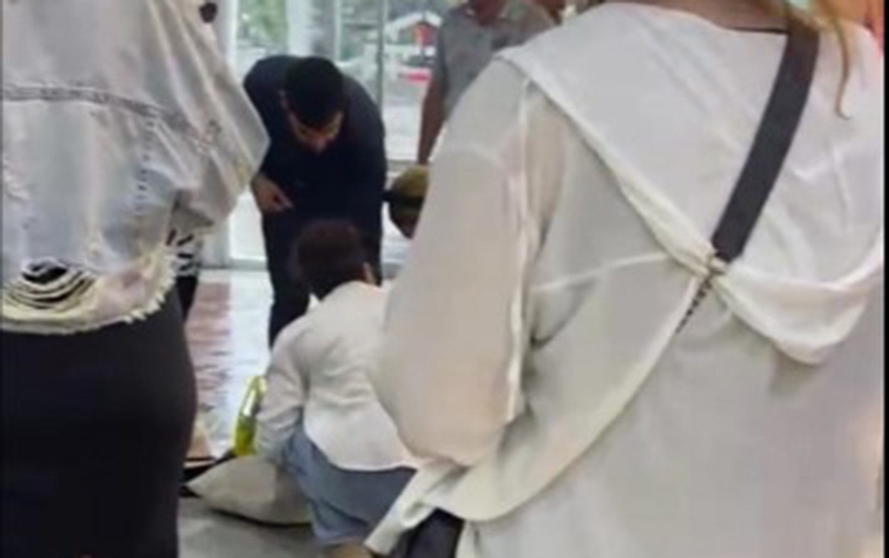&ldquo;AF Mall&rdquo;un üzlüyü qoparaq qadının üstünə düşdü &ndash; VİDEO