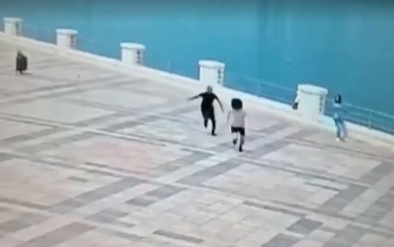 Bulvarda gənc qıza və oğlana qarşı zorakılıq edən şəxs həbs olundu - VİDEO Bulvarda gənc qıza və oğlana qarşı zorakılıq edən şəxs həbs olundu - VİDEO