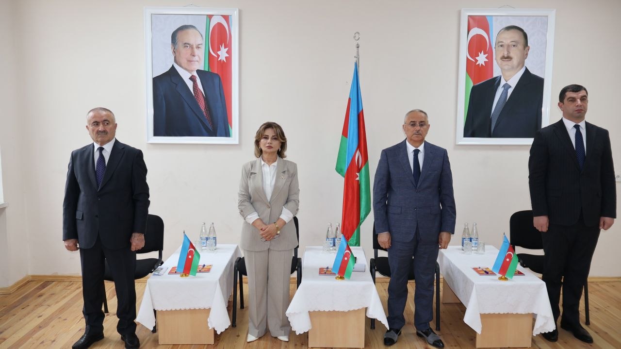 Qusarın İcra başçısı bu dəfə tələbələrlə görüşdü - FOTOLAR Qusarın İcra başçısı bu dəfə tələbələrlə görüşdü - FOTOLAR