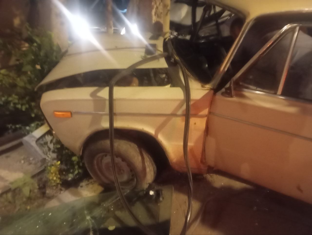 &ldquo;Ford&rdquo;un qarşısına çıxan &ldquo;VAZ-2106&rdquo; qaz borusuna çırpıldı - FOTO