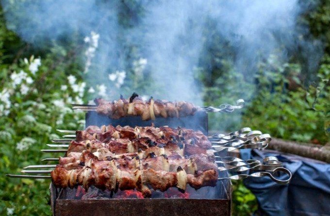 Bayram günü kabab bişirmək istəyi onlara BAHA başa gəldi - Xəstəxanalıq oldular