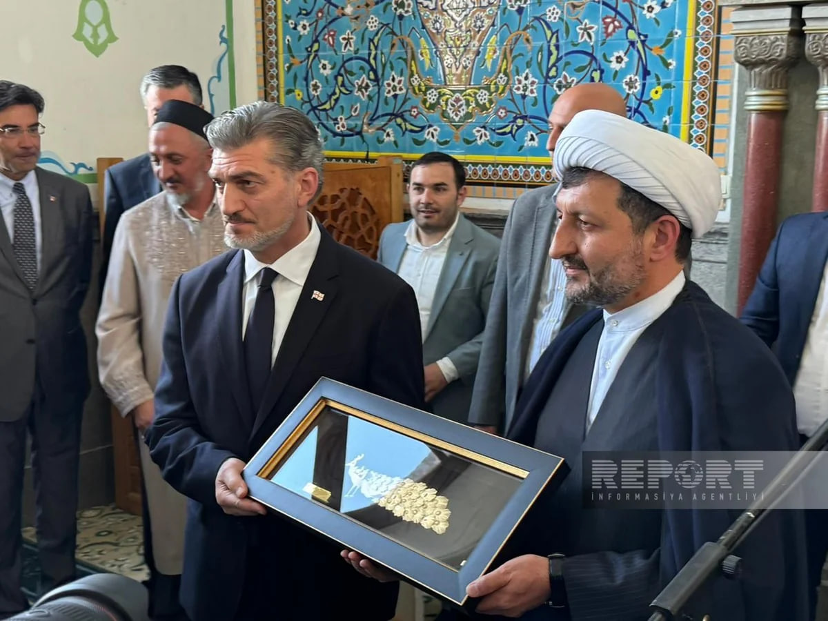 Müsəlman icması Gürcüstan Prezidentinə simvolik hədiyyə təqdim etdi - FOTO