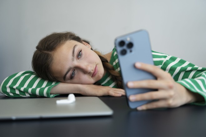 Telefon asılılığı psixologiyanı necə dəyişir? &ndash; Mütəxəssislərdən xəbərdarlıq