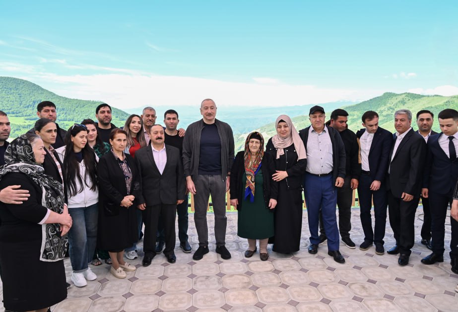 İlham Əliyev Şuşanın Böyük Qaladərəsi kəndində sakinlərlə görüşdü - FOTO