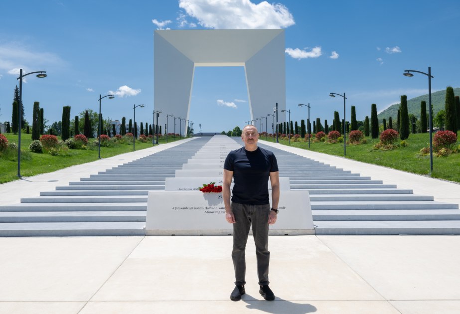İlham Əliyev Xankəndi şəhərində Zəfər tağının önünə gül dəstələri düzdü - FOTO İlham Əliyev Xankəndi şəhərində Zəfər tağının önünə gül dəstələri düzdü - FOTO