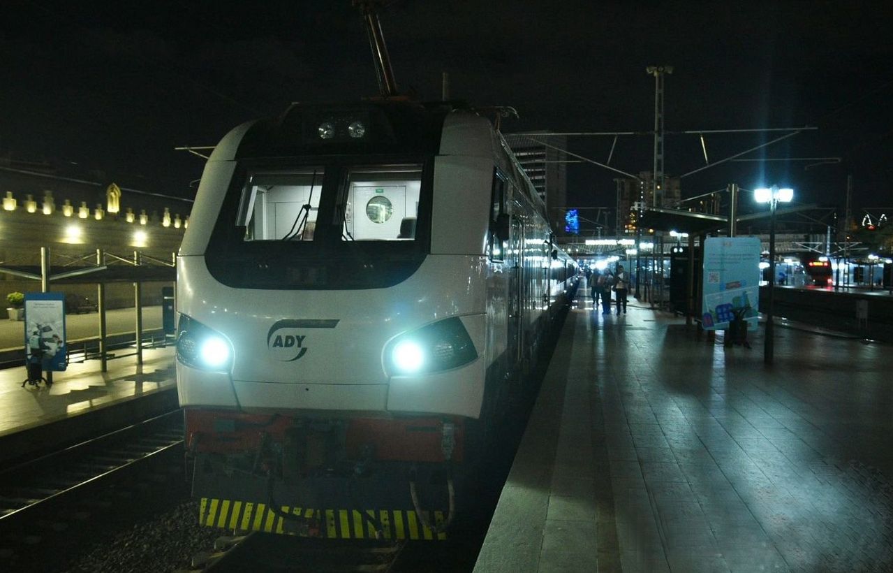 Sərnişin qatarı Tbilisidən Bakıya yola düşüb