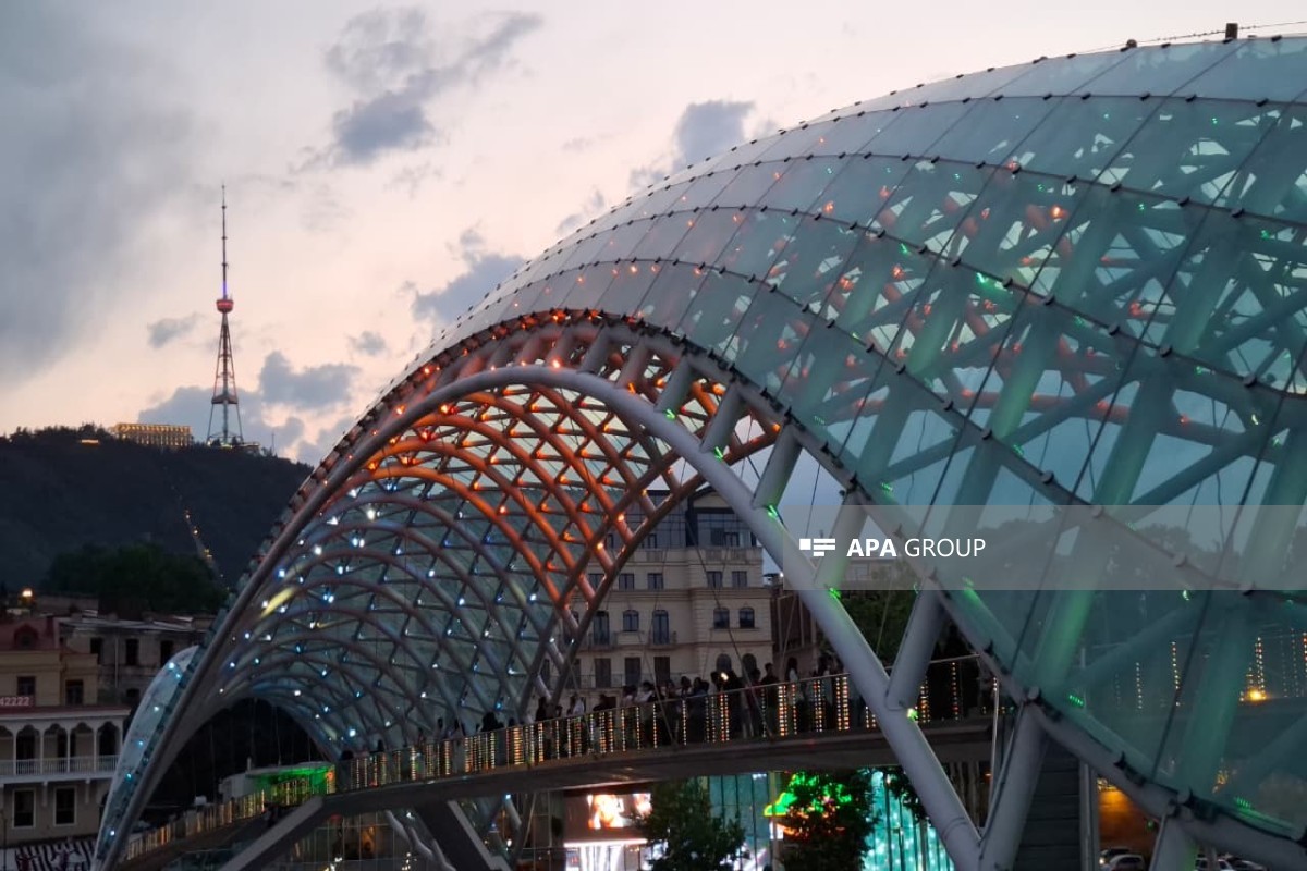 Tbilisi teleqülləsi və &ldquo;Sülh körpüsü&rdquo; Azərbaycan bayrağının rənglərində işıqlandırılıb - FOTO/VİDEO