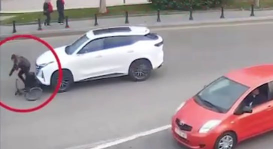 Bakıda velosipedçi avtomobilin altında qaldı &ndash; ANBAAN VİDEO