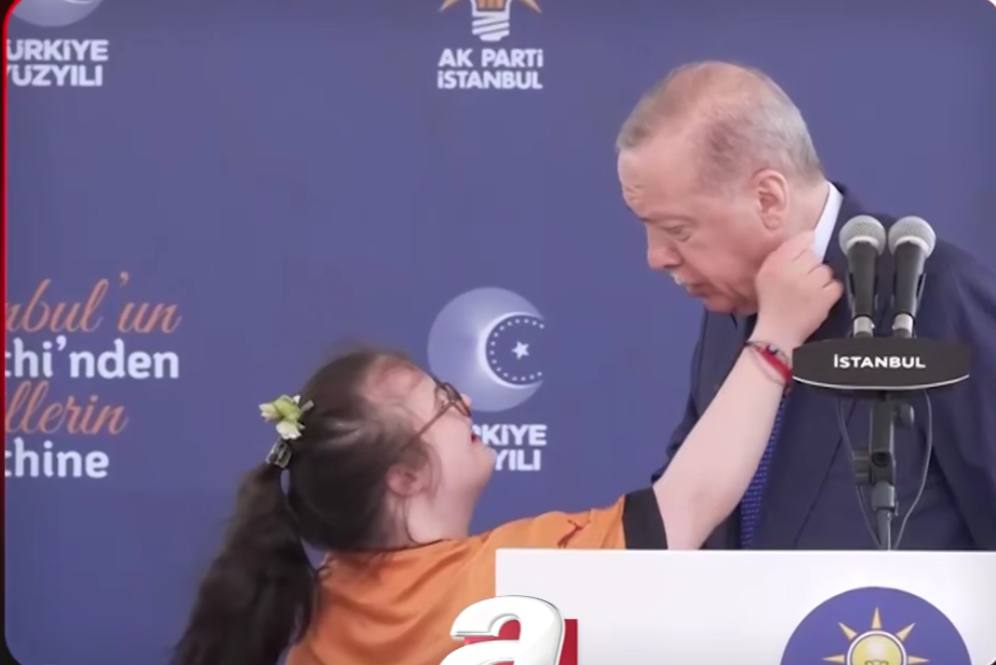 Ərdoğanın çıxışı zamanı səhnəyə çıxan daun sindromlu uşaq təsirli anlar yaşatdı &ndash; VİDEO