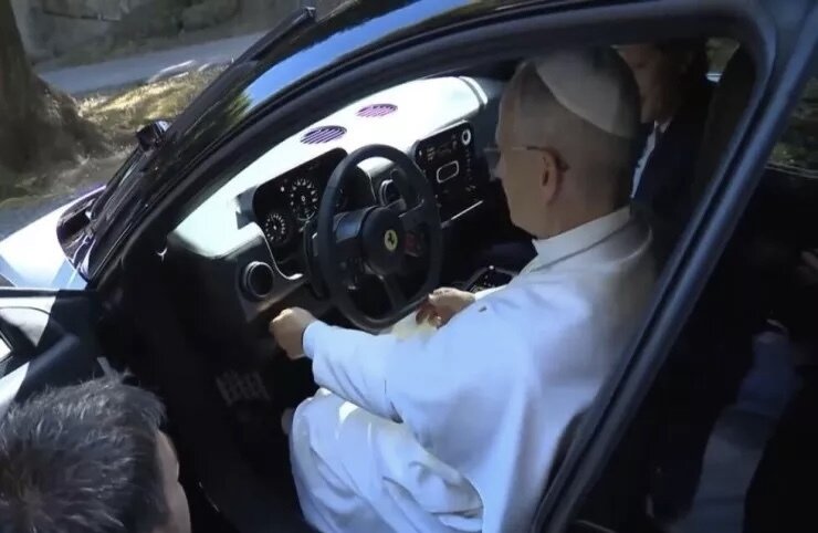 Ferrari-nin bu modelini Roma Papası özü sınadı Ferrari-nin bu modelini Roma Papası özü sınadı