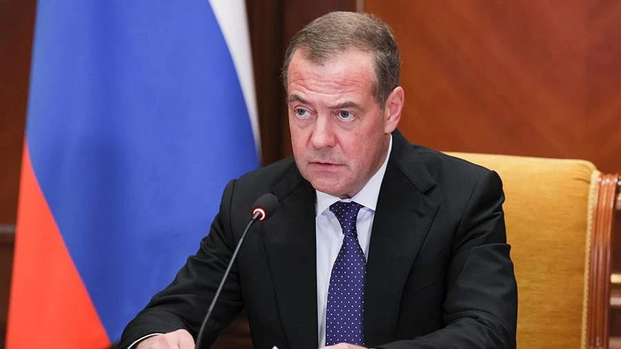 Medvedev Ukraynanı AES-ə zərbə endirməklə hədələdi