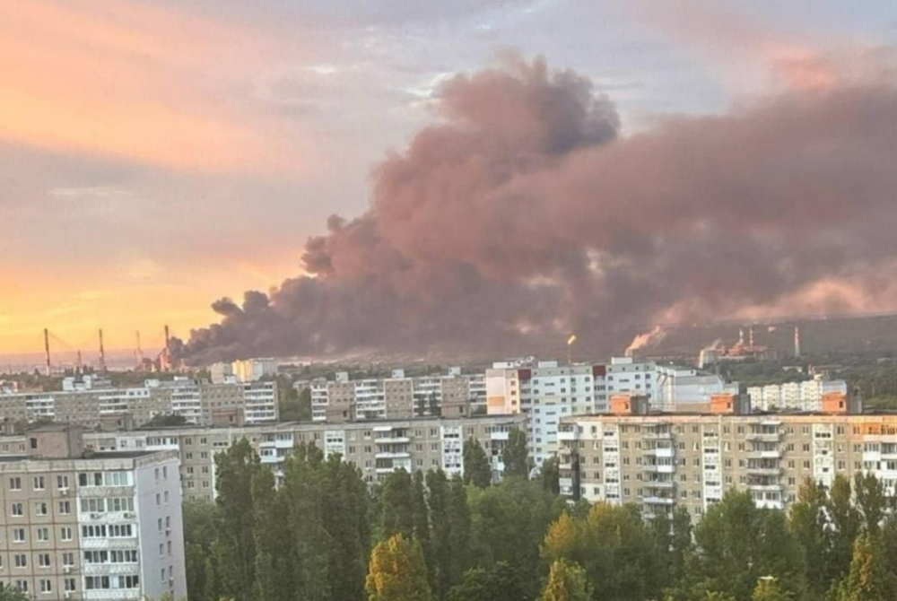 Saratov şəhərindəki neft emalı zavoduna ZƏRBƏ ENDİRİLDİ - VİDEO