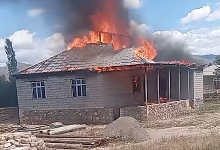 Şərurda yarımtikili ev yandı Şərurda yarımtikili ev yandı