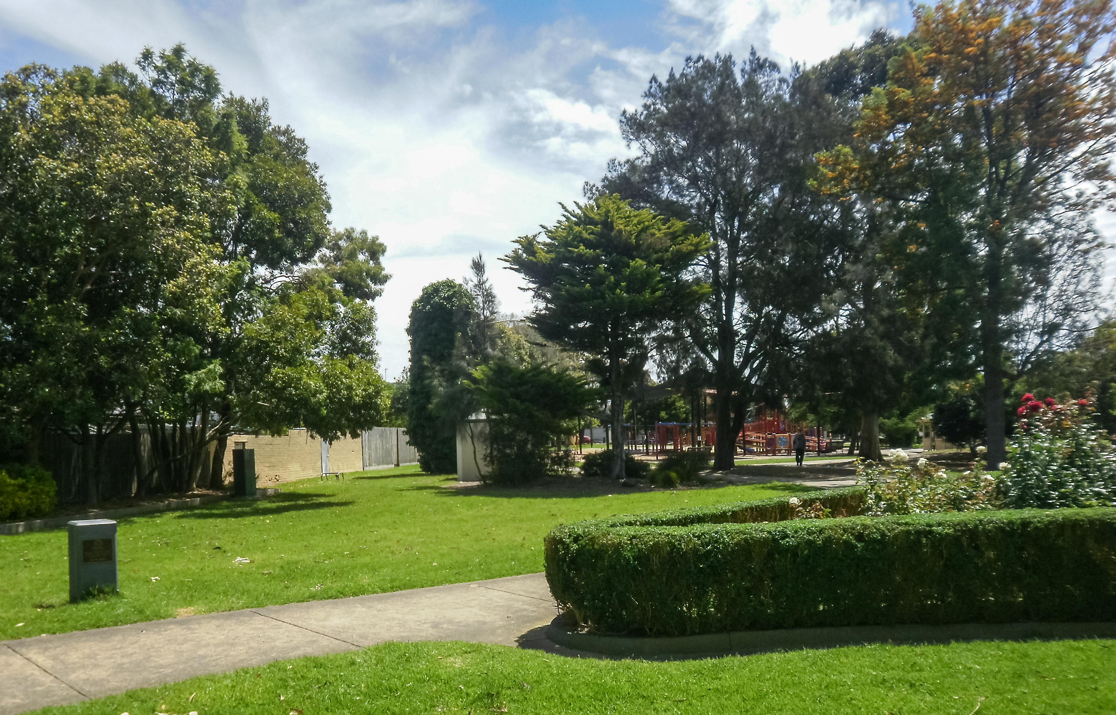 Gənc oğlan parkda dostunu bıçaqladı