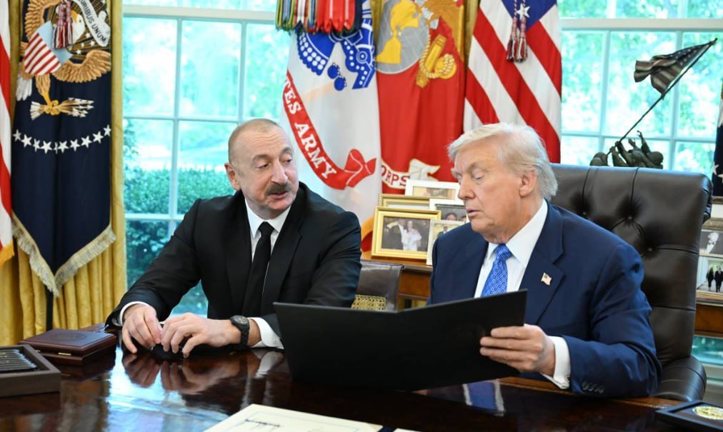 Donald Trampdan İlham Əliyevə xatirə hədiyyəsi &ndash; FOTO