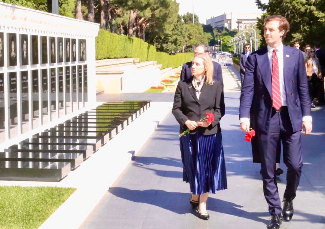 ABŞ dövlət katibinin köməkçisi Şəhidlər xiyabanını ziyarət etdi &ndash; FOTO