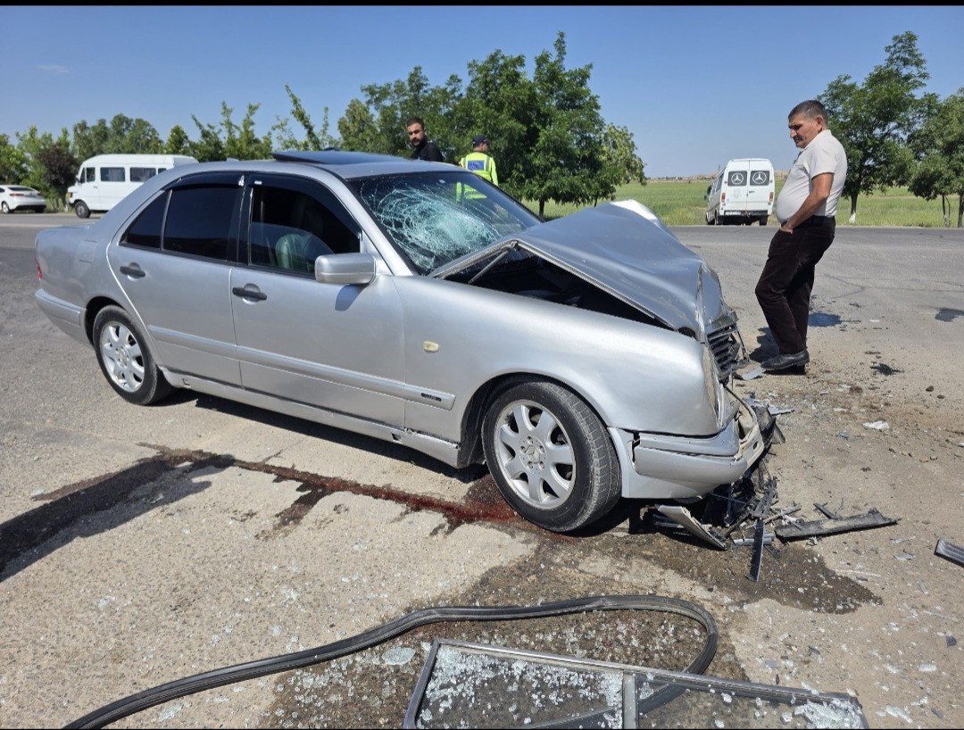 Naxçıvanda minik avtomobili avtobusla toqquşdu &ndash; 3 yaralı var &ndash; FOTO