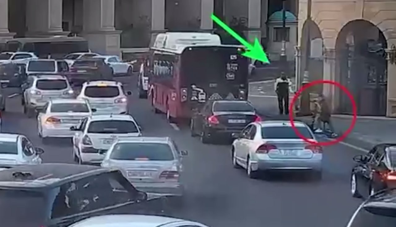 Yol polisi skuterçini qəzadan belə xilas etdi - ANBAAN VİDEO