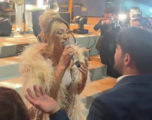Röya Ayxanın toyda bəyin dostu ilə dueti gündəm oldu - VİDEO