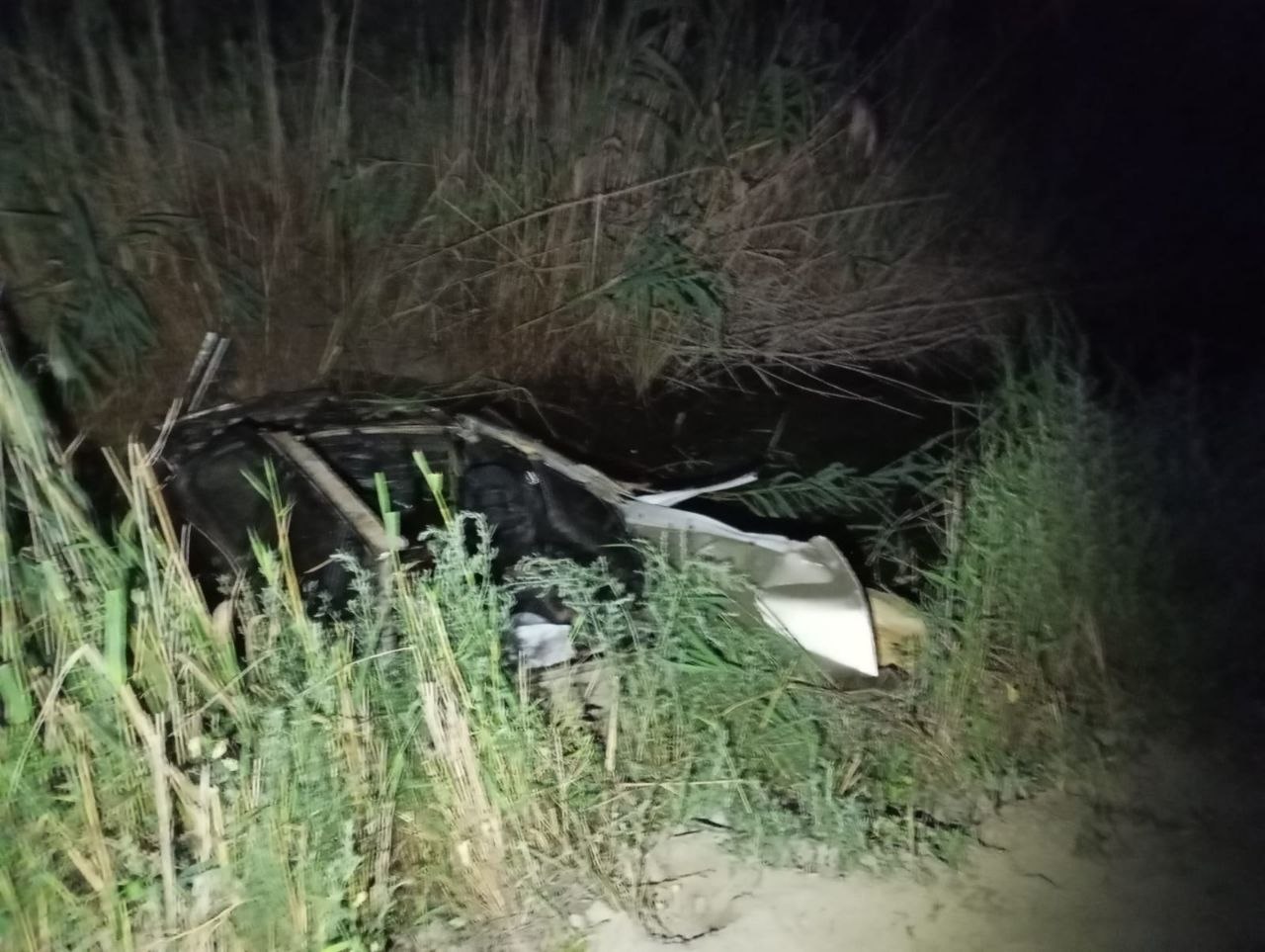 Salyanda QƏZA: minik avtomobili su kanalına aşdı - FOTO