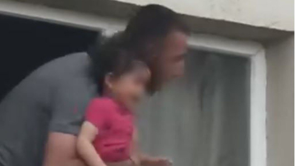 Türkiyədə ata 3 yaşlı qızını girov götürdü &ndash; FOTO