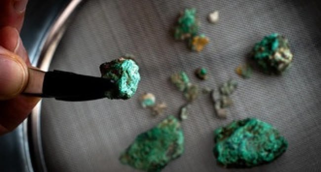 Fiziklər ilk dəfə həm metal, həm də şüşə kimi davranan unikal kristal yaradıblar