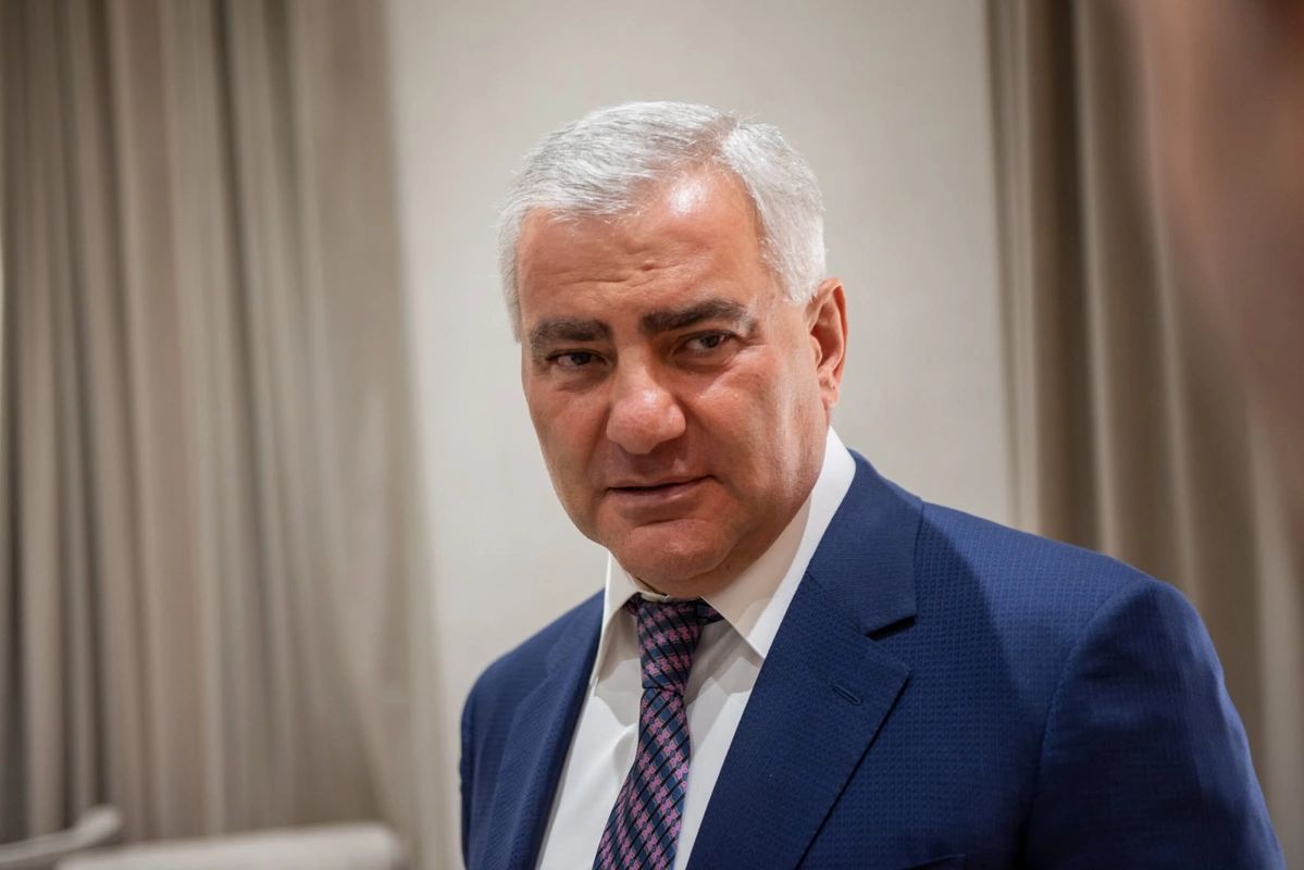 Samvel Karapetyan son "artilleriyasını" işə saldı: Albert Avdolyan şəxsi təyyarəsi ilə İrəvana gəldi Samvel Karapetyan son "artilleriyasını" işə saldı: Albert Avdolyan şəxsi təyyarəsi ilə İrəvana gəldi