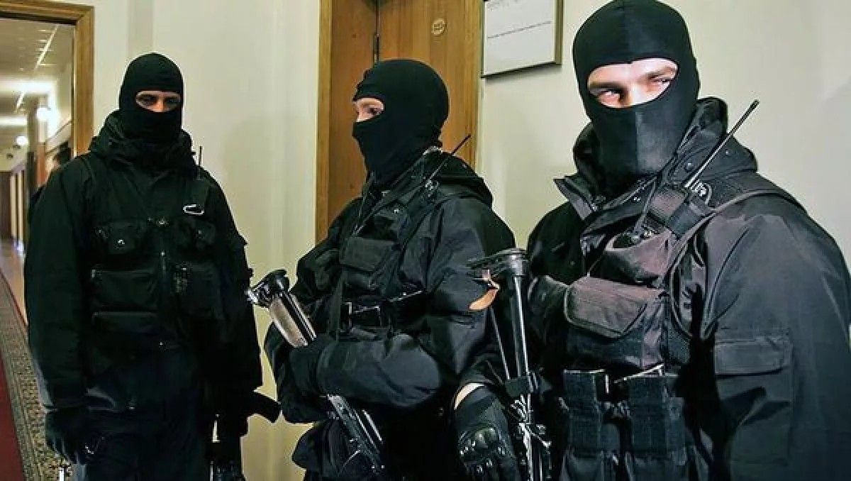 Gümrüdə maskalı şəxslər "Güclü Ermənistan"ın ofisini mühasirəyə alıb