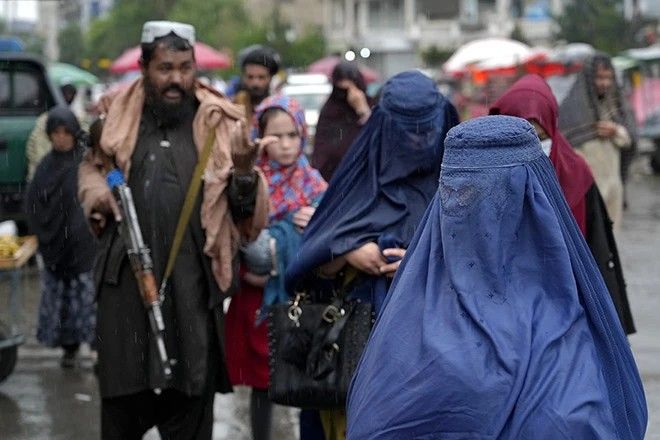 “Taliban” qadınların geyiminə nəzarəti sərtləşdirib: burka taxmayanlar SAXLANILIB “Taliban” qadınların geyiminə nəzarəti sərtləşdirib: burka taxmayanlar SAXLANILIB