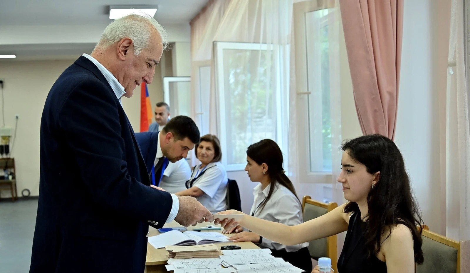 Ermənistan prezidenti kimə səs verdiyini belə AÇIQLADI