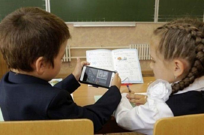 Qonşu ölkə məktəblərdə telefonlardan istifadəyə dair yeni qaydalar TƏTBİQ EDİR