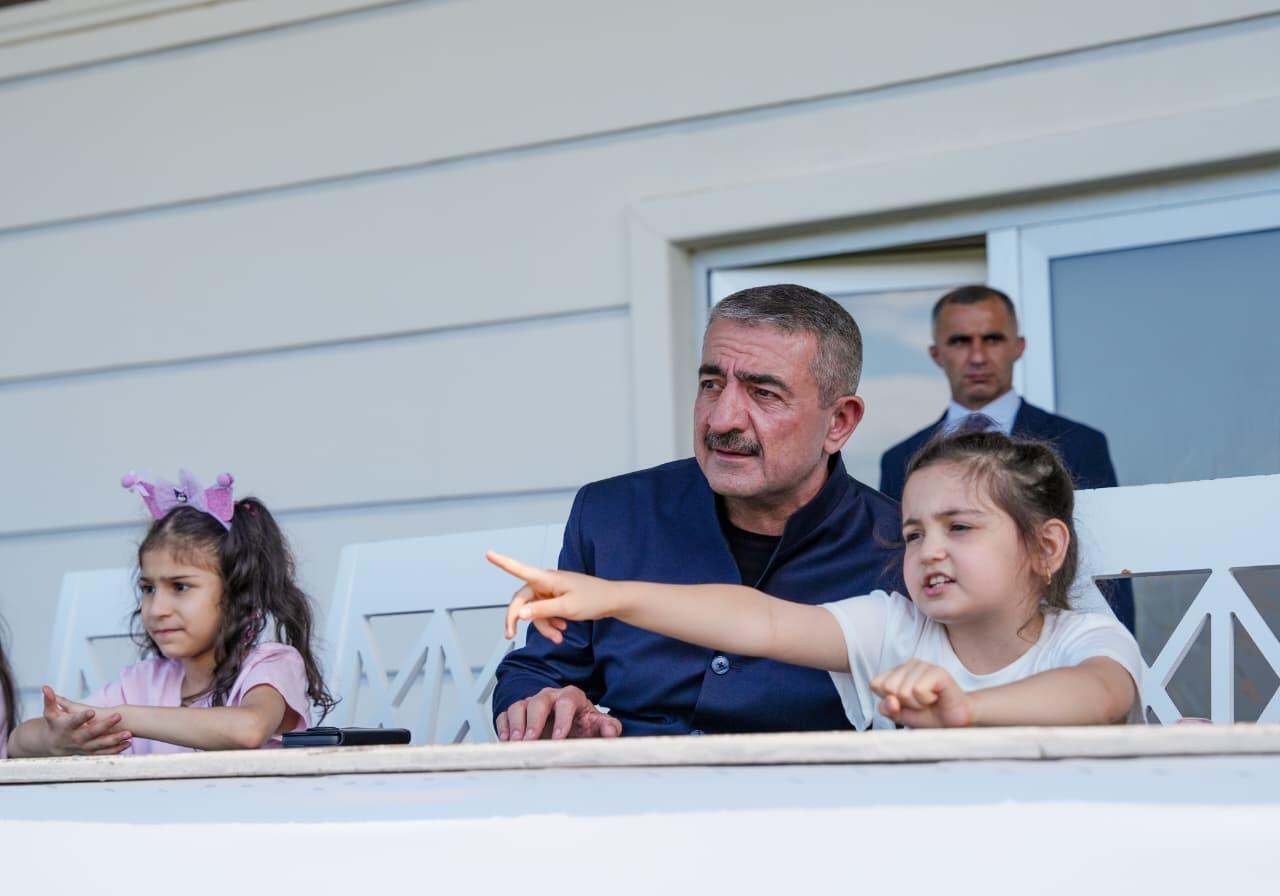General-polkovnik Dünya Çempionatını şəhid övladları ilə birlikdə İZLƏDİ - FOTO